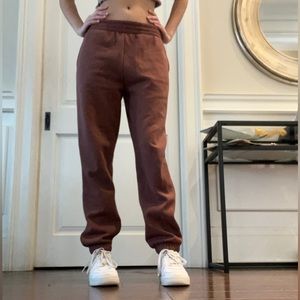 BAGGY BROWN SWEATPANTS